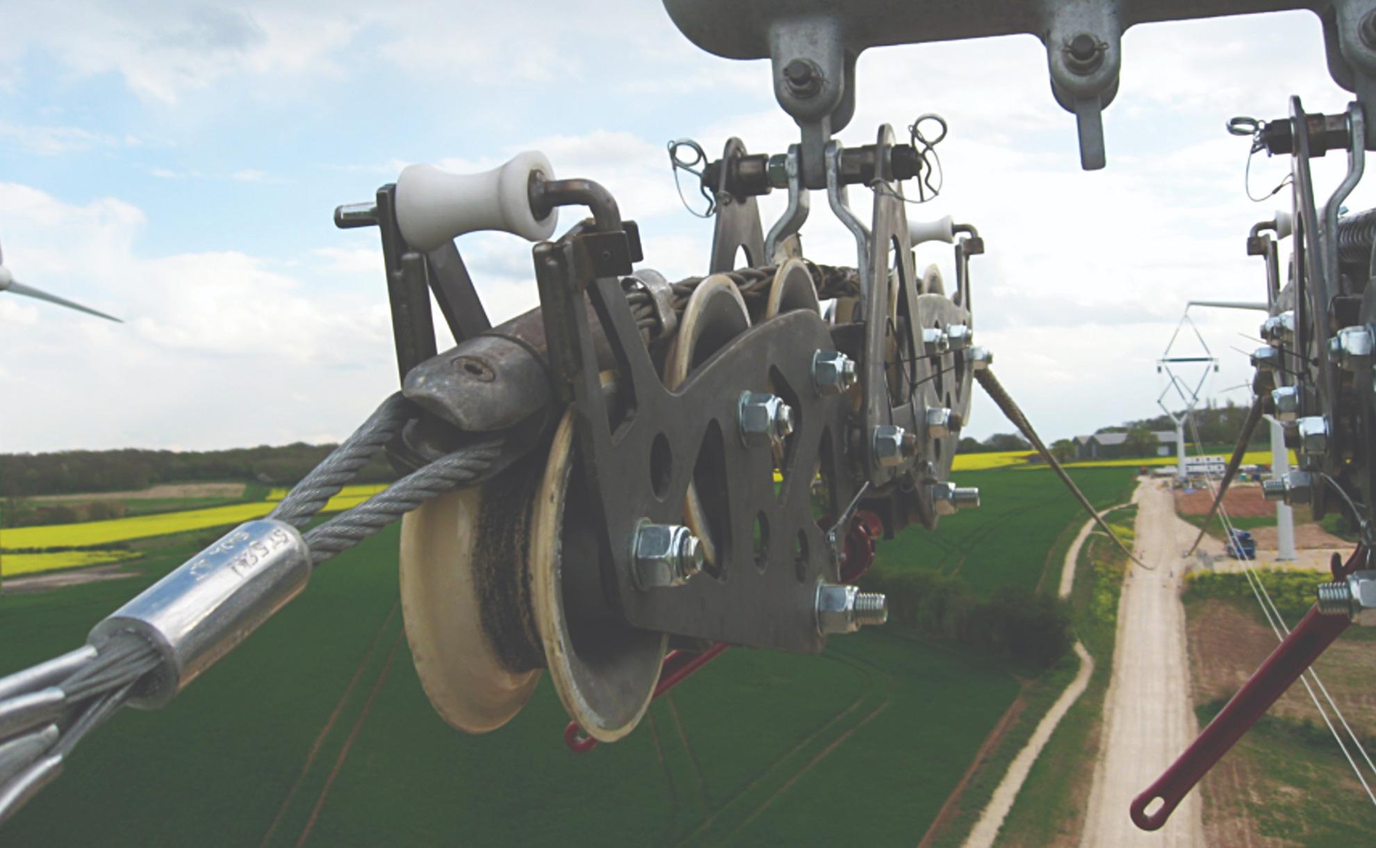 Stringing block and pulling rope on an overhead line
