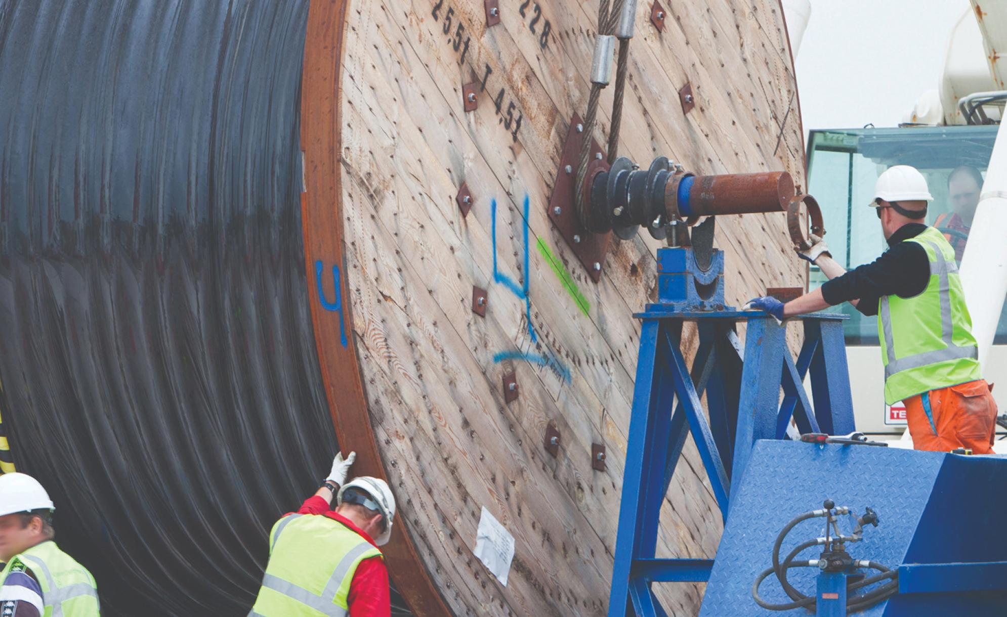 Cable drum being mounted on a drum stand